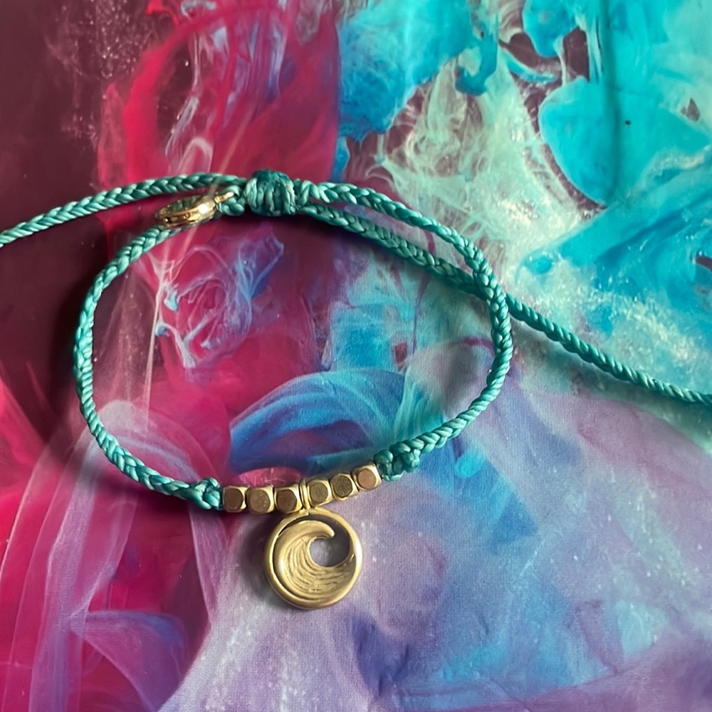 Pura vida wave charm